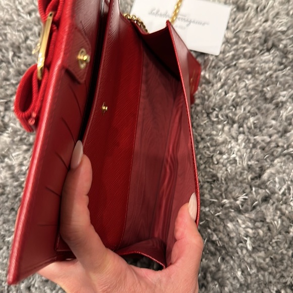 Salvatore Ferragamo Vera Bow crossbody/clutch w/detachable long gold chain - Picture 6 of 12